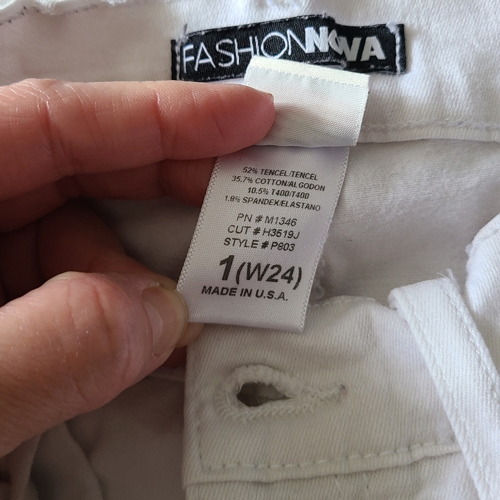FASHION NOVA | DISTRESSED | WHITE JEANS |SIZE 1 (W24) - Picture 5 of 11